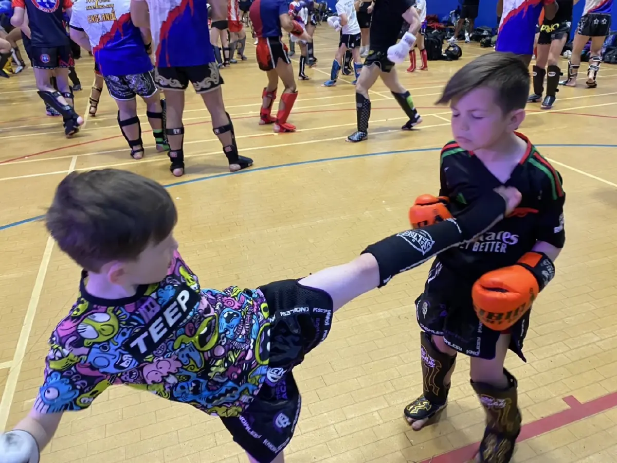 3 ยอดมวยไทยโชว์เปิดคลาสมวยไทยที่อังกฤษ คนร่วมกว่า 400 คน