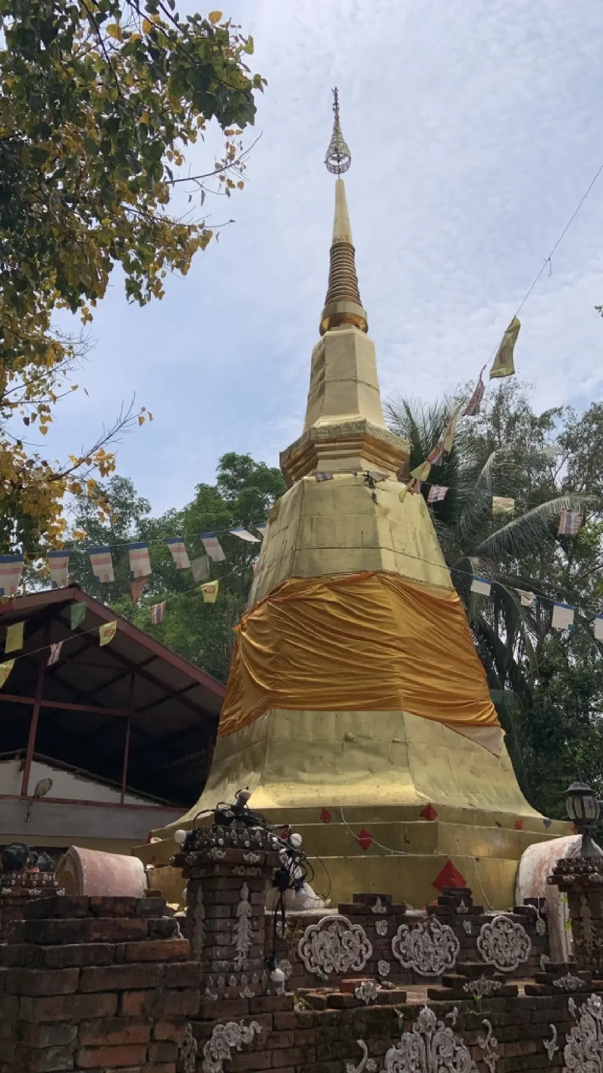 พระธาตุแหลมลี่ เจดีย์แปดเหลี่ยมย่อมุมไม้สิบสองกว้าง 7 เมตรสูง 10 เมตรก่อด้วยอิฐหุ้มด้วยทองจังโก