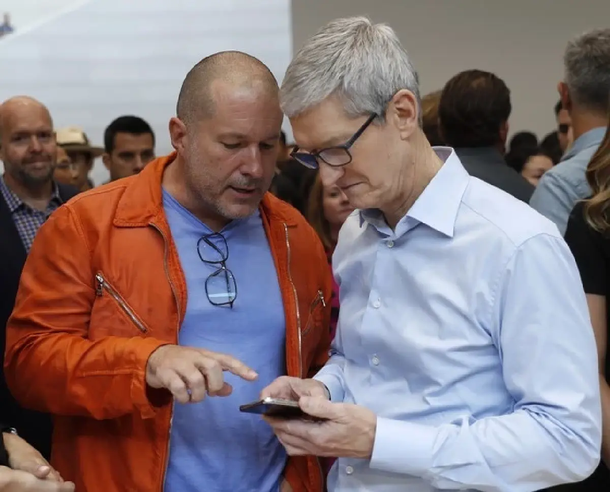  ซ้าย Jony Ive - ขวา Tim Cook