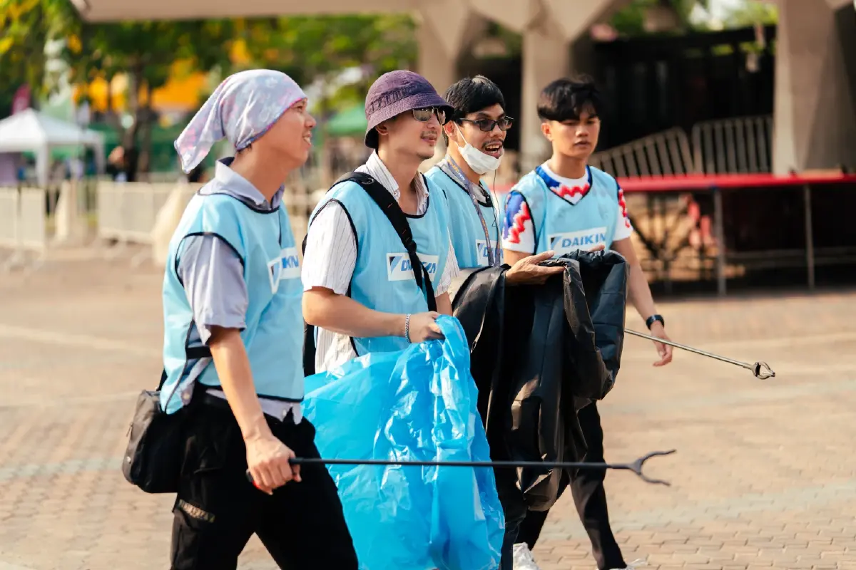 แฟนบอลไทยร่วมเก็บขยะเชียร์บอลสะอาดกับไดกิ้นในแคมเปญใส่ใจโลก