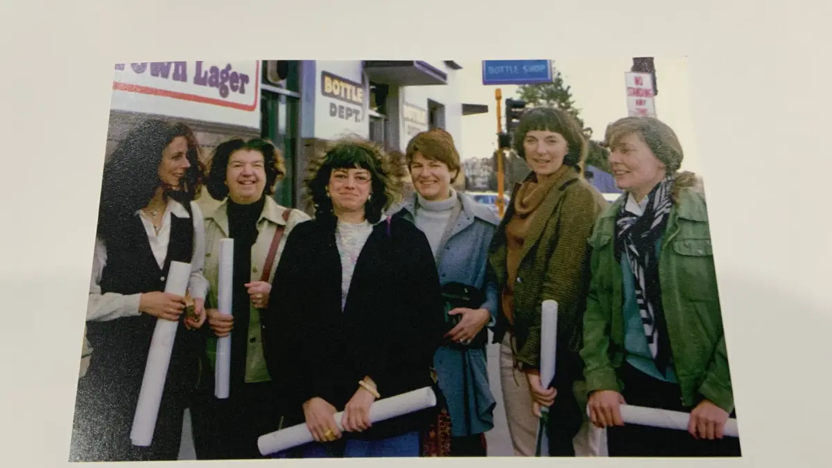 “เลสลีย์ ดัมเบรลล์” (คนที่ 4 จากซ้าย)