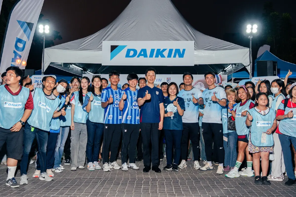 แฟนบอลไทยร่วมเก็บขยะเชียร์บอลสะอาดกับไดกิ้นในแคมเปญใส่ใจโลก