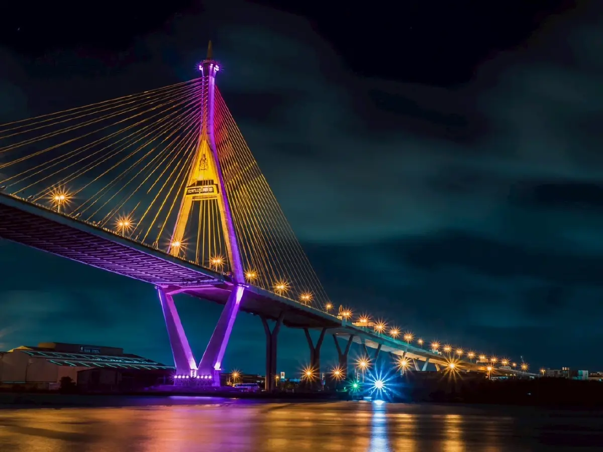 แสงสีตระการตา! ชวนชมไฟประดับสะพานเจ้าพระยา เฉลิมพระเกียรติฯ