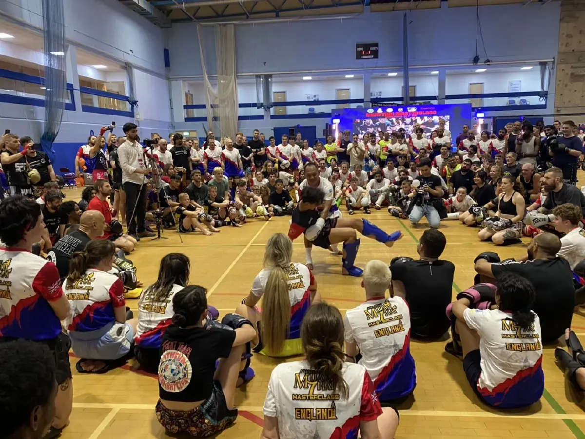3 ยอดมวยไทยโชว์เปิดคลาสมวยไทยที่อังกฤษ คนร่วมกว่า 400 คน