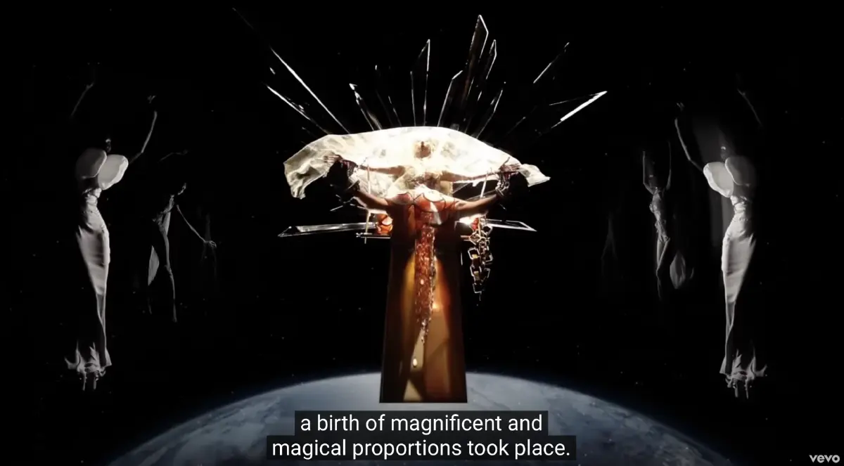 ส่วนหนึ่งของ MV ที่แสดงให้เห็นถึงการเกิดของมนุษย์สายพันธุ์ใหม่