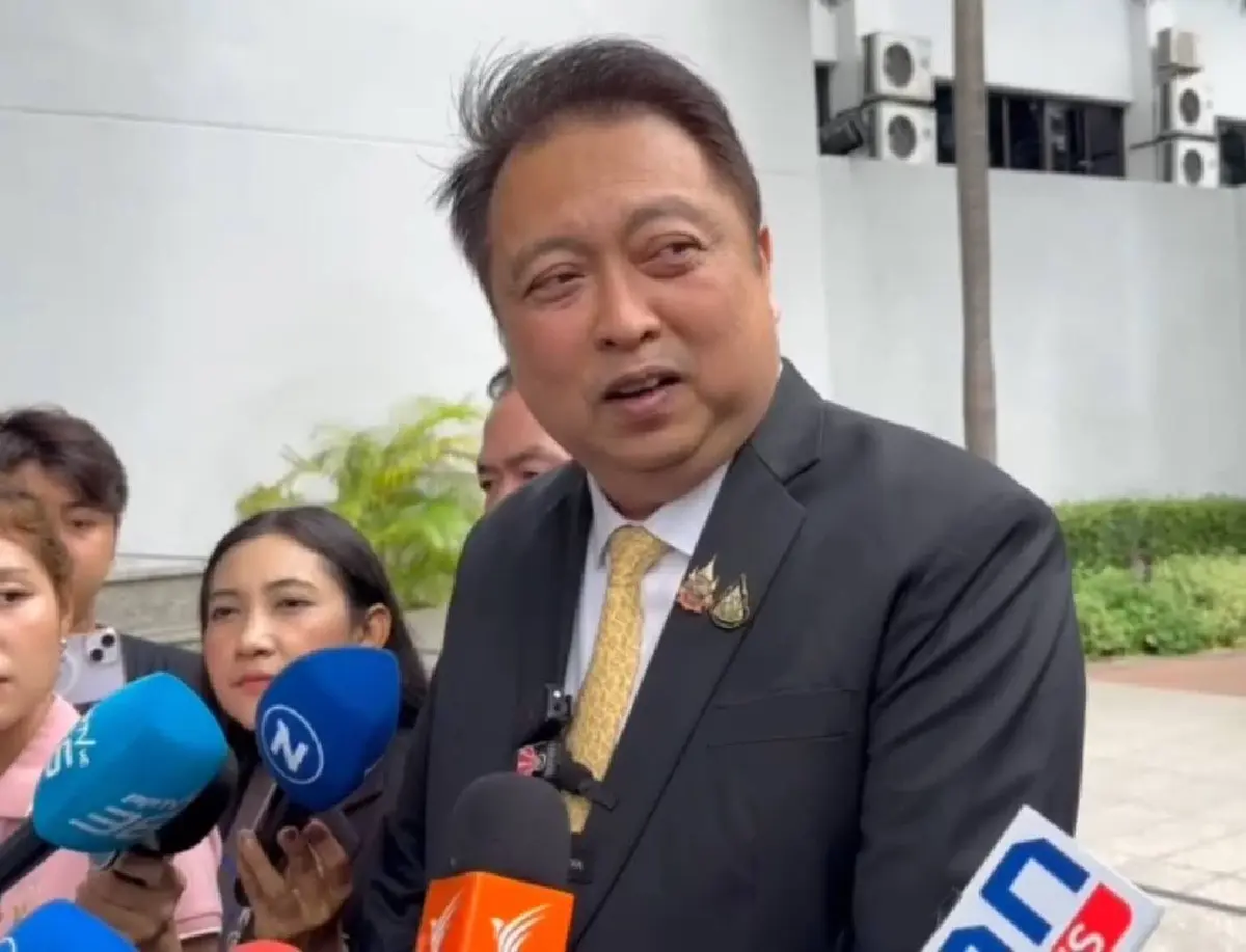 นายสุชาติ ชมกลิ่น รัฐมนตรีช่วยว่าการกระทรวงพาณิชย์