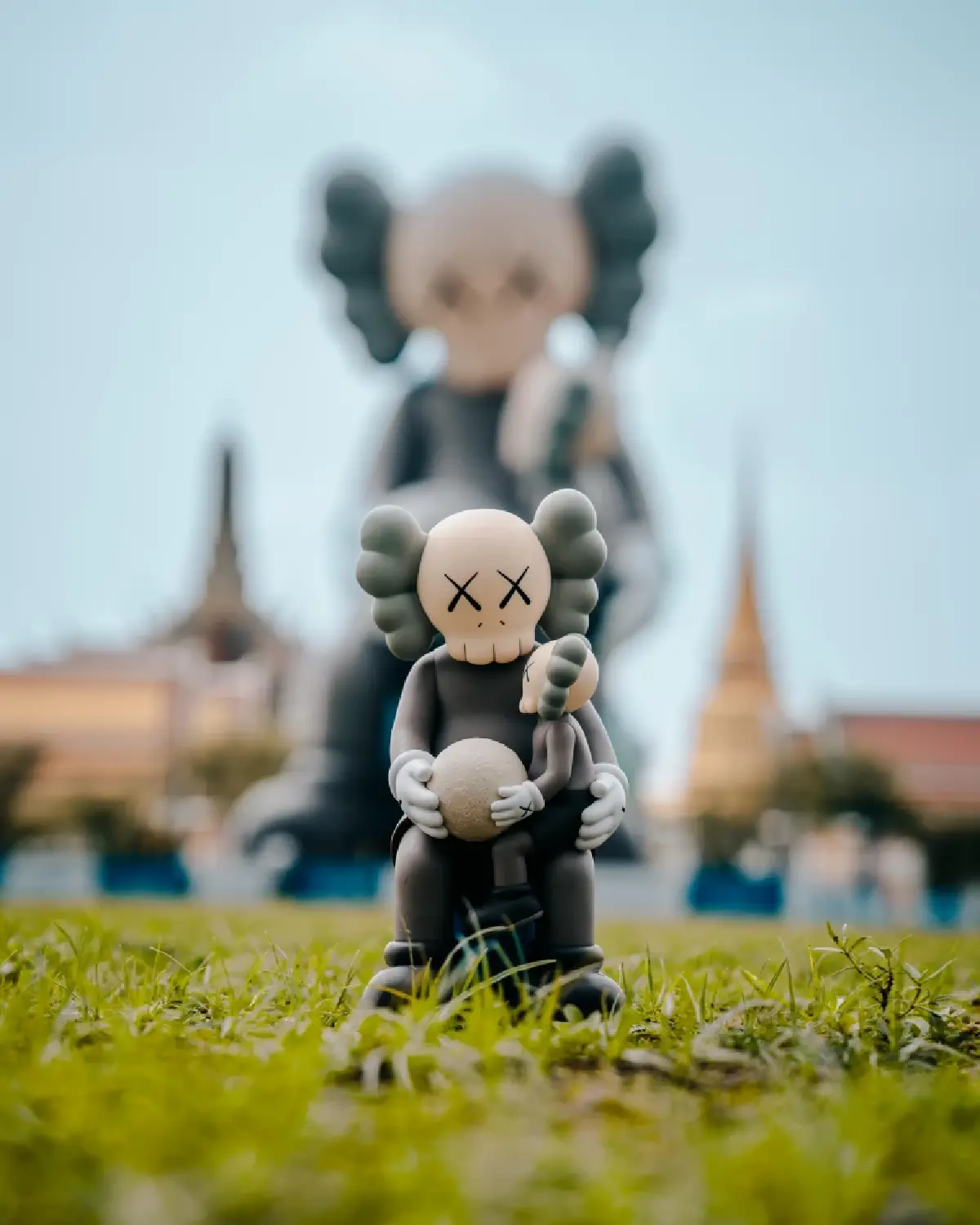KAWS : HOLIDAY ครั้งแรกในไทย! ฟิกเกอร์ยักษ์เช็กอินกลางสนามหลวง
