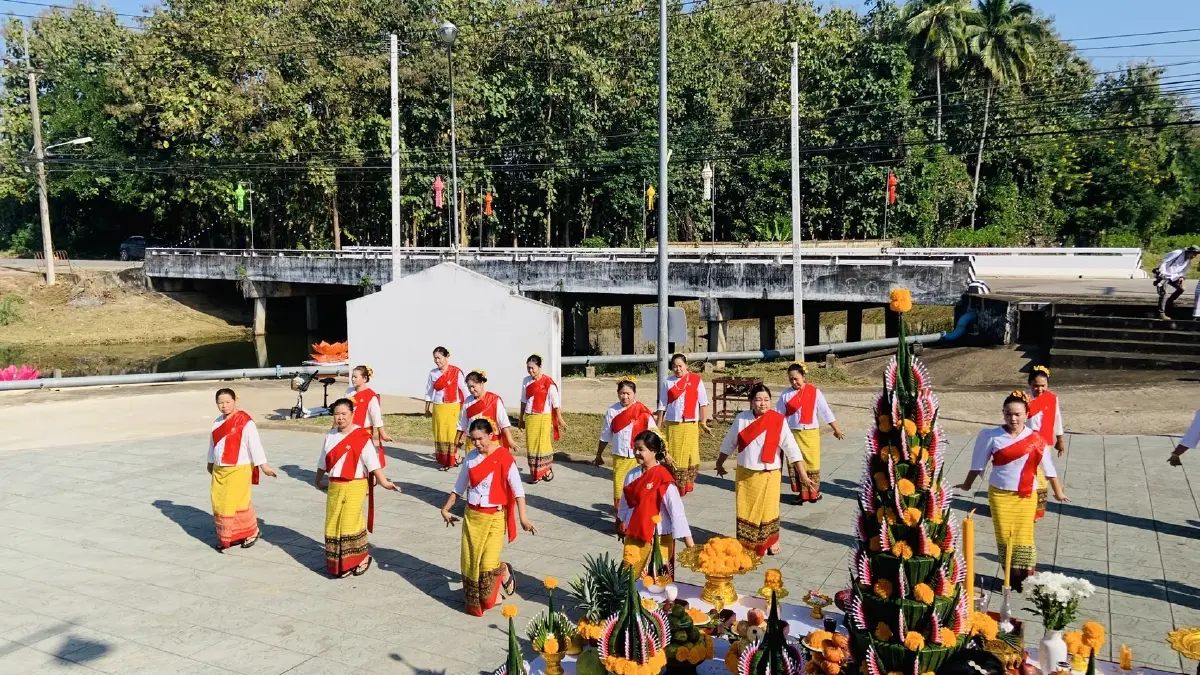 การฟ้อนรำพื้นเมืองในพิธีบวงสรวงบูชาพระนางจามเทวี หรือ แม่จามเทวี ที่อำเภอลอง จังหวัดแพร่