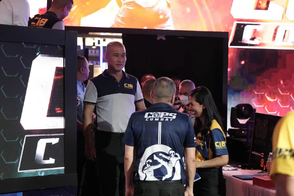 ยศไม่เกี่ยว ใส่เดี่ยวได้หมด ! Cops Combat ศึกตำรวจชกกันสนั่นเวที