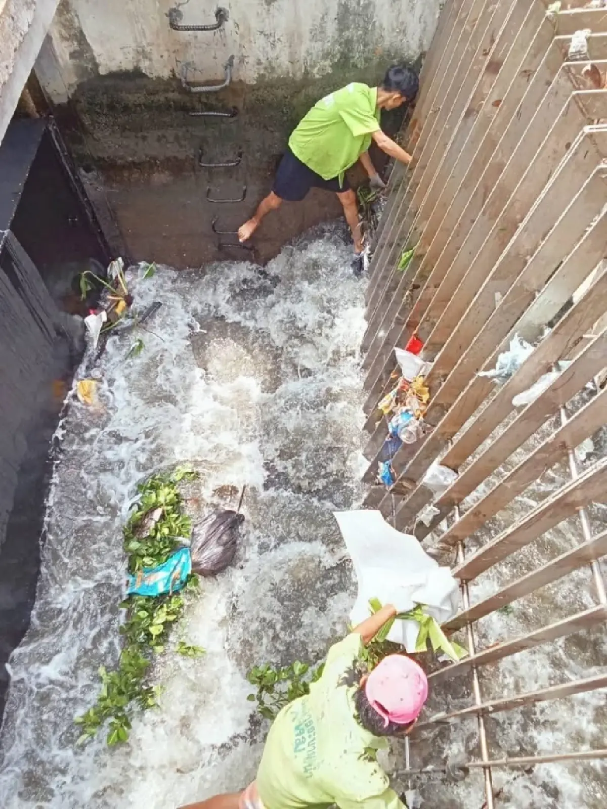 กทม. ลุยต่อ ทำงาน 24 ชม. รับมือฝน 80% เร่งพร่องน้ำ-เก็บขยะ