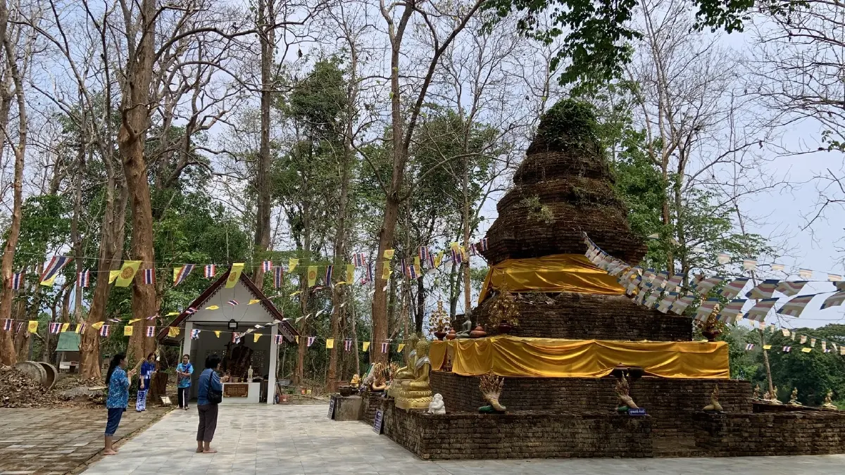 พระธาตุน้อย รูปทรงล้านนาโบราณ ทางตะวันตกริมฝั่งแม่น้ำยม ที่ปัจจุบันเหลือเพียงฐานซาก 
