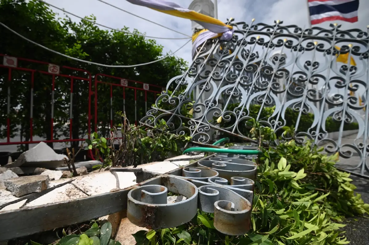 ชนสนั่นทำเนียบรั้วพัง! แท็กซี่เมาซิ่งถูกตำรวจรวบทันควัน