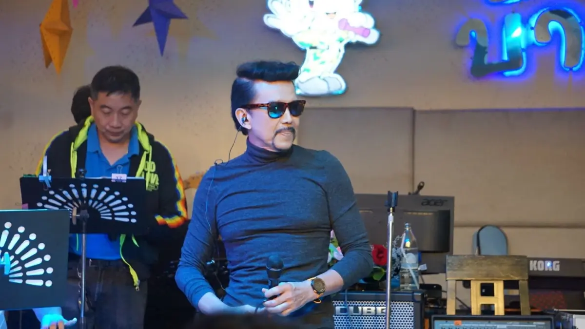 ทำความรู้จัก\"เจี๊ยบ พิสุทธิ์\" ร้องเพลงหน้า กกต. จี้ DSI สอบฮั้ว สว.