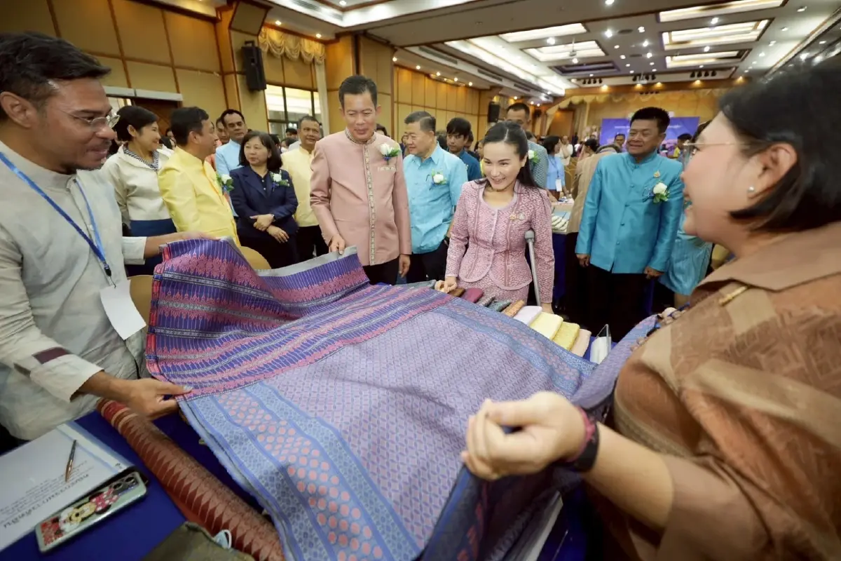 รัฐมนตรีเกษตรเปิดงานประกวดไหม ปี 2568 สานต่อพระราชปณิธาน “พระพันปีหลวง”