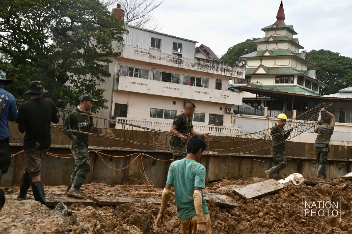 รวมพลัง! ทหารช่างเร่งก่อสร้างพนังกั้นน้ำ ป้องกันน้ำท่วมแม่สาย