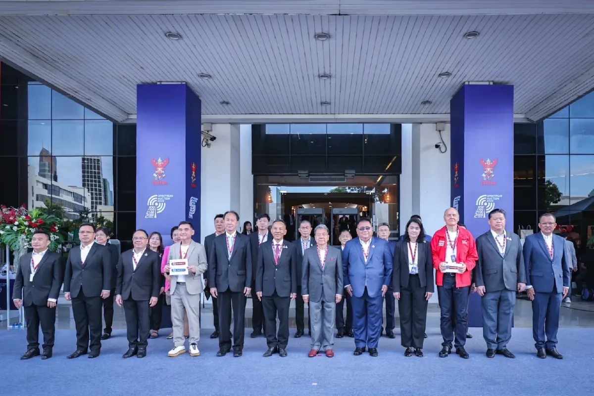 เริ่มแล้ว ทรู-เอไอเอส ประมูลคลื่นมือถือ กสทช.ท่ามกลางม็อบต้าน