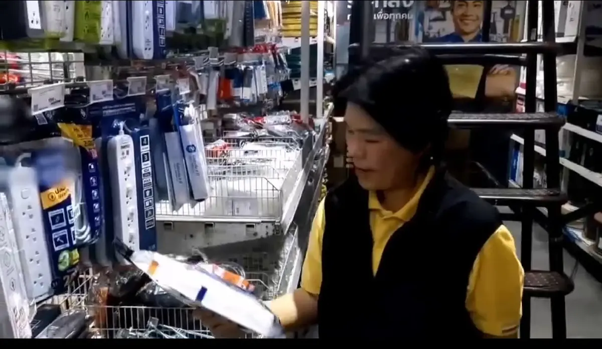 ทีมสุดซอย บุกโมเดิร์นเทรดดัง นนทบุรี ยึดเหล็กตกเกรด ปลั๊กไร้ มอก.