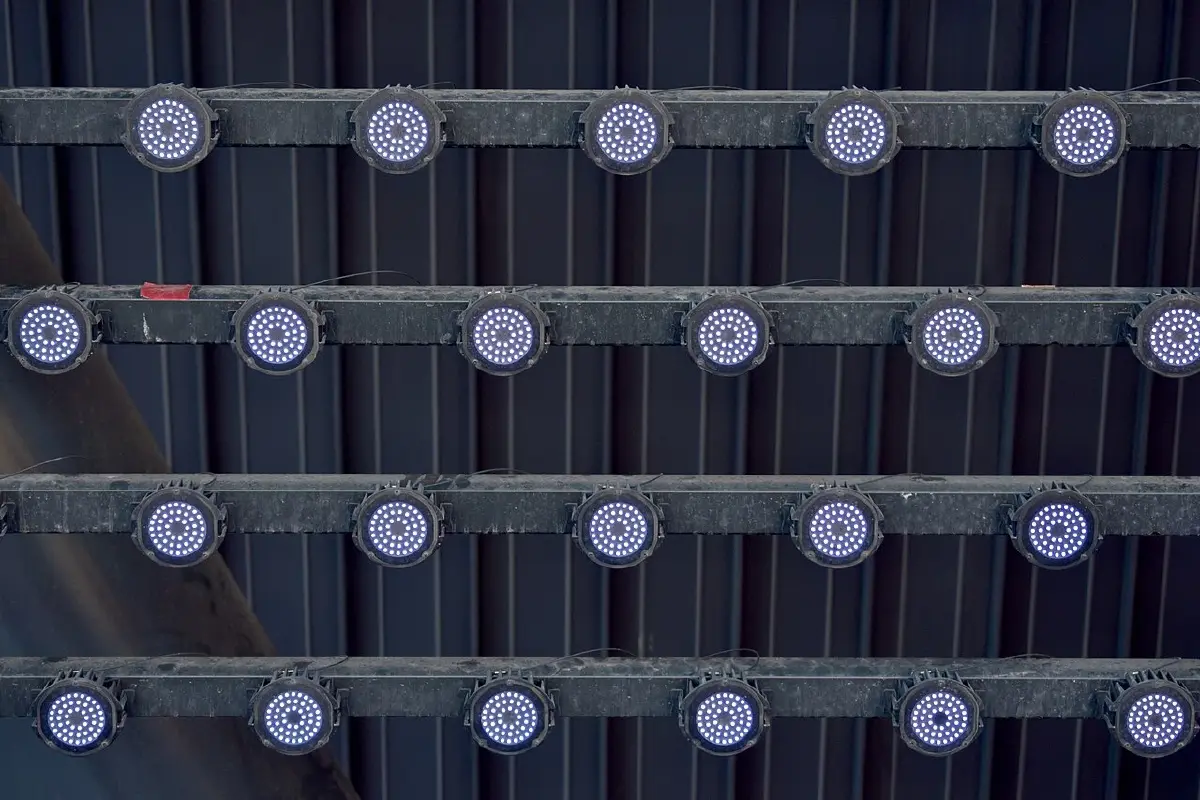 ภาพระยะใกล้ในเวลากลางวันของแผ่น LED ที่ประกอบเป็นเอกโซสเฟียร์ของ Sphere ในเมืองพาราไดซ์ รัฐเนวาดา