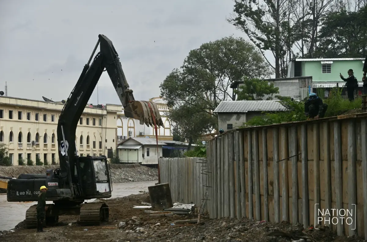 รวมพลัง! ทหารช่างเร่งก่อสร้างพนังกั้นน้ำ ป้องกันน้ำท่วมแม่สาย