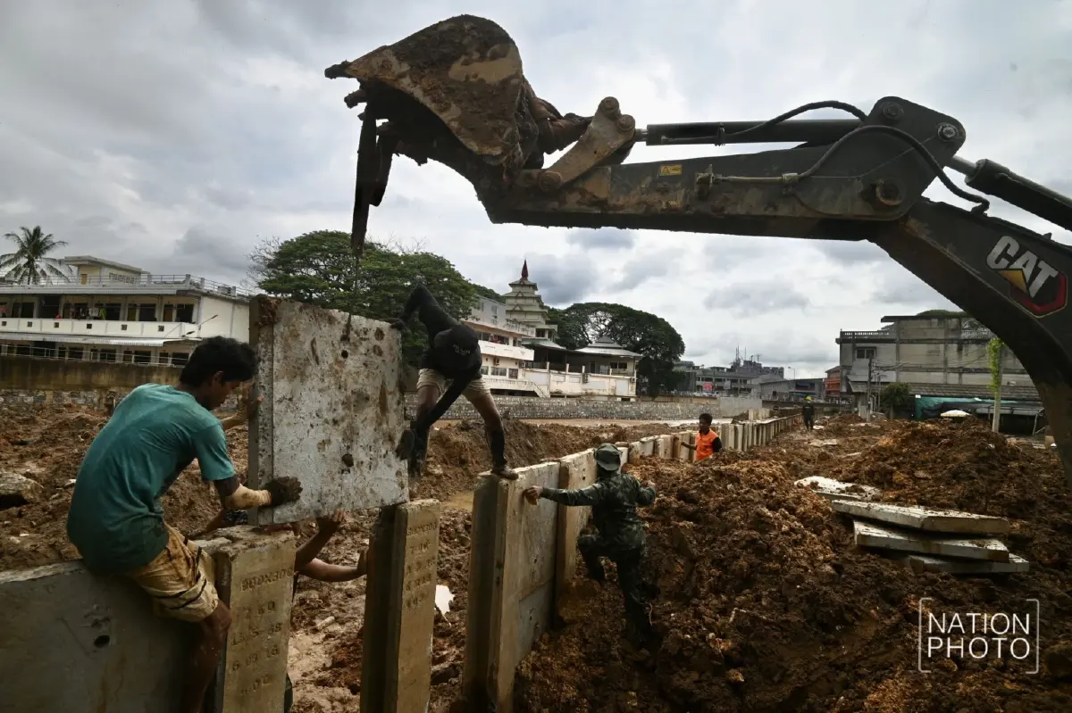 รวมพลัง! ทหารช่างเร่งก่อสร้างพนังกั้นน้ำ ป้องกันน้ำท่วมแม่สาย