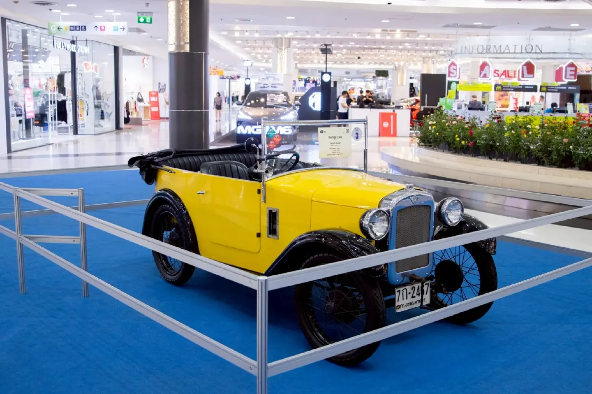 ฟิวเจอร์พาร์คฉลอง 30 ปี โชว์รถโบราณกว่า 100 คัน สุดคลาสสิก