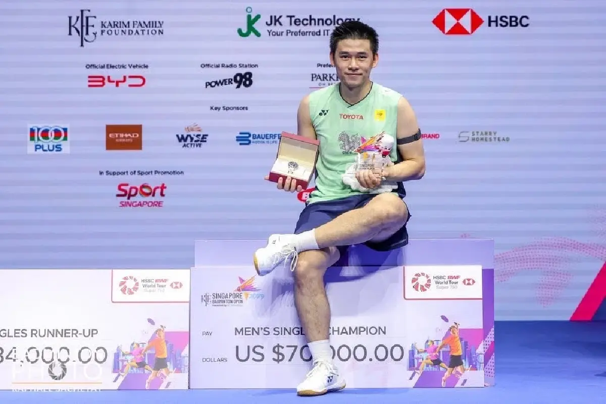 ฉลอง มือ 1 โลก ! "วิว กุลวุฒิ" ถล่มจีน คว้าแชมป์สิงคโปร์ โอเพ่น