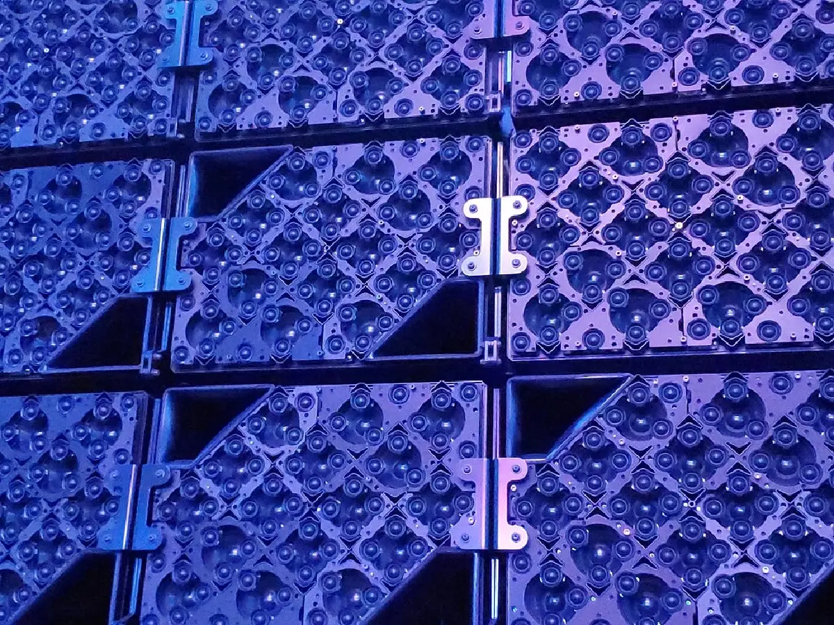 ระบบลำโพงของสถานที่จัดงานใช้ระบบ X1 Matrix Array ของ Holoplot