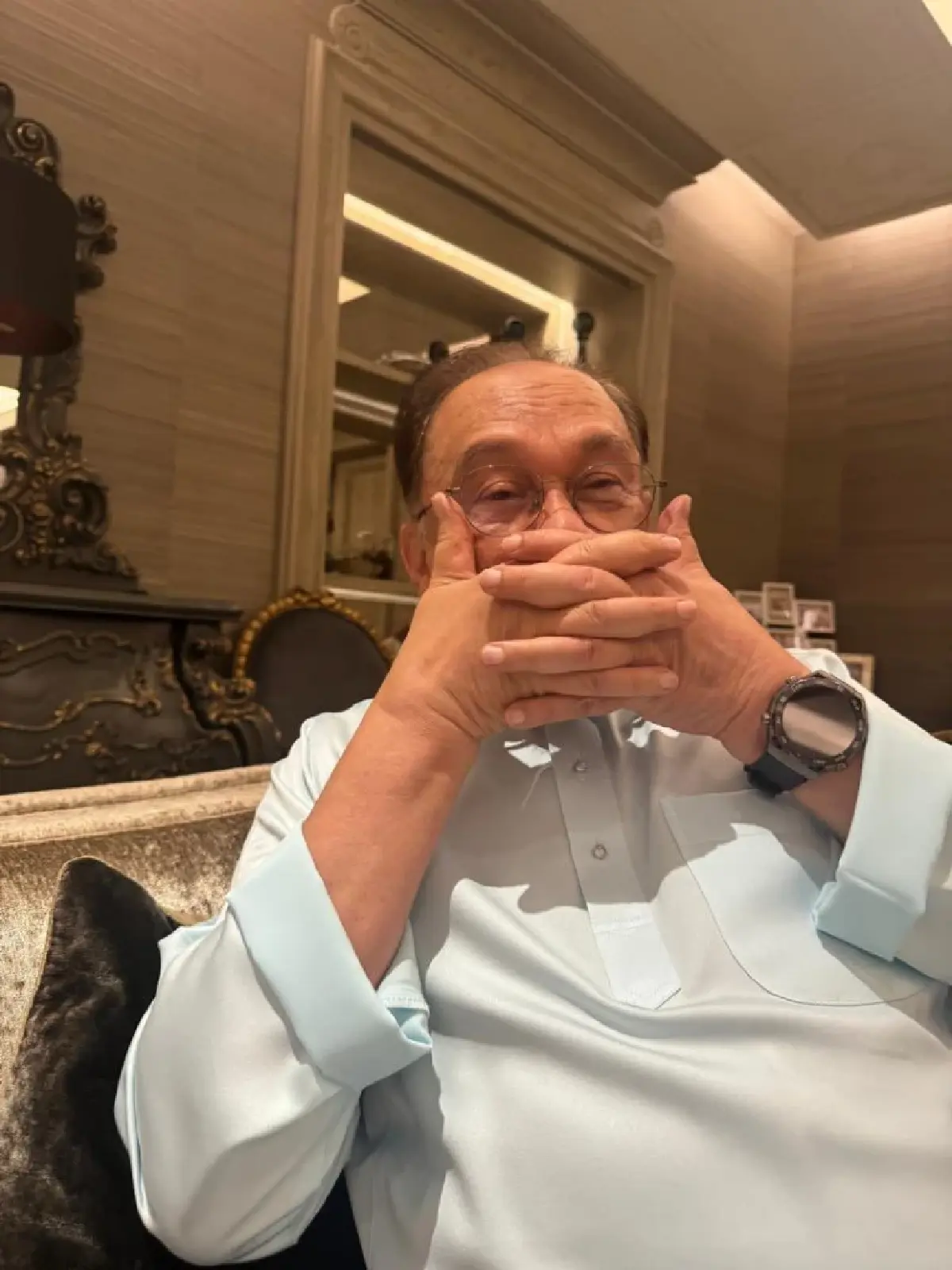 อันวาร์ อิบราฮิม ทำท่าดีใจของ วิคตอร์ โยเกเรส กองหน้าของสวีเดน