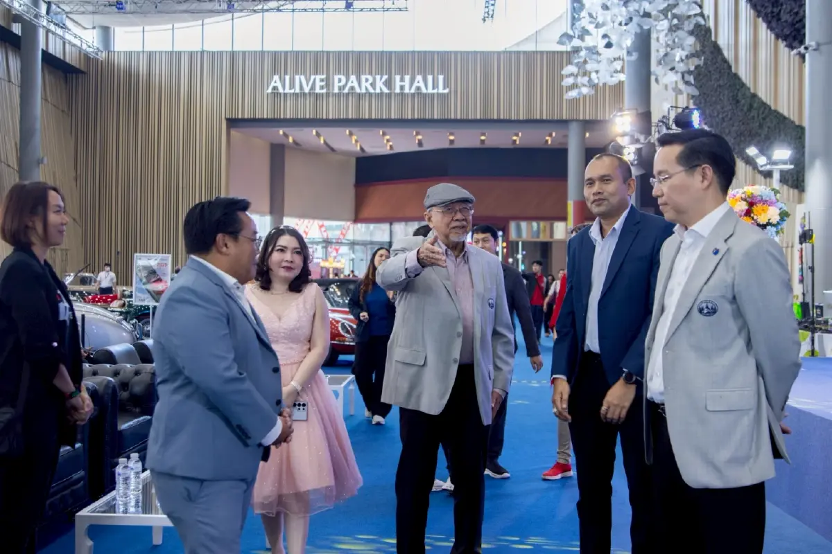 ฟิวเจอร์พาร์คฉลอง 30 ปี โชว์รถโบราณกว่า 100 คัน สุดคลาสสิก