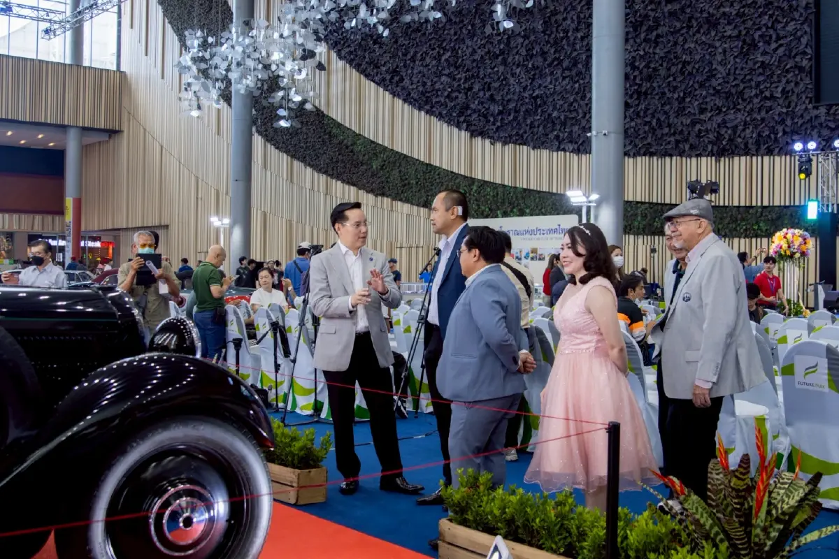 ฟิวเจอร์พาร์คฉลอง 30 ปี โชว์รถโบราณกว่า 100 คัน สุดคลาสสิก