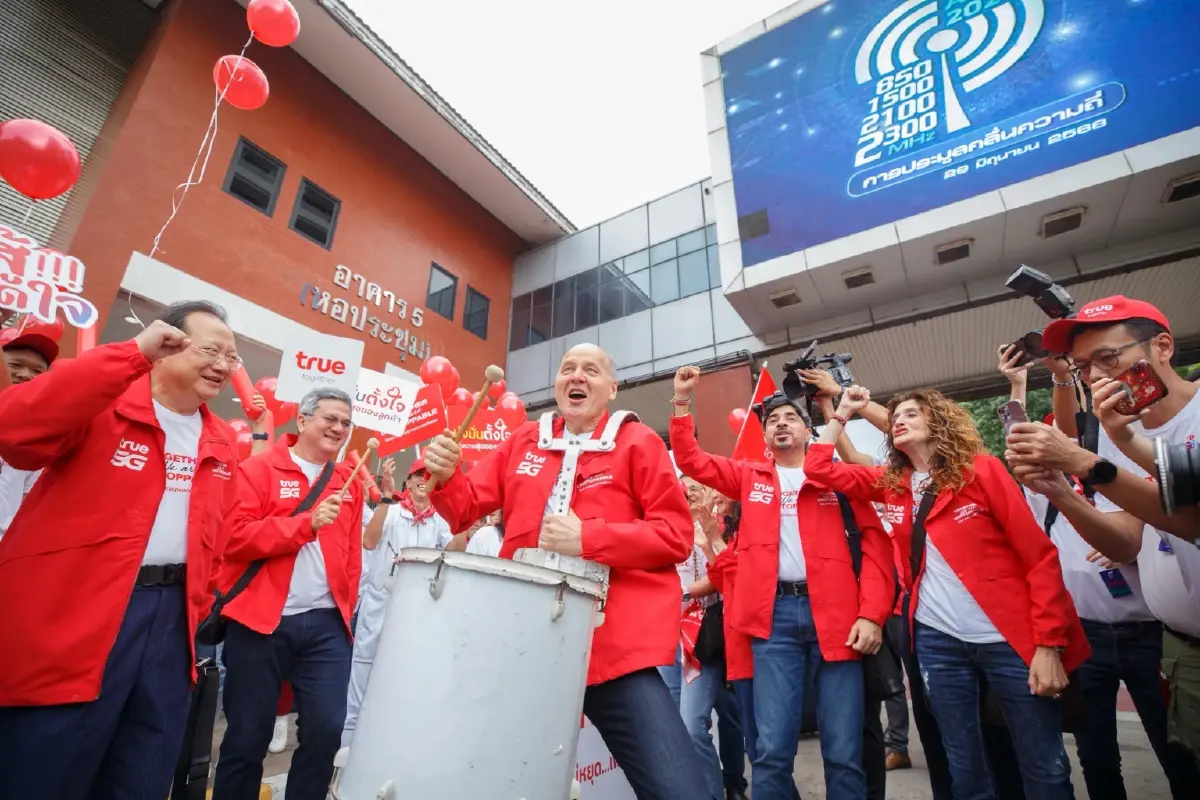 เริ่มแล้ว ทรู-เอไอเอส ประมูลคลื่นมือถือ กสทช.ท่ามกลางม็อบต้าน