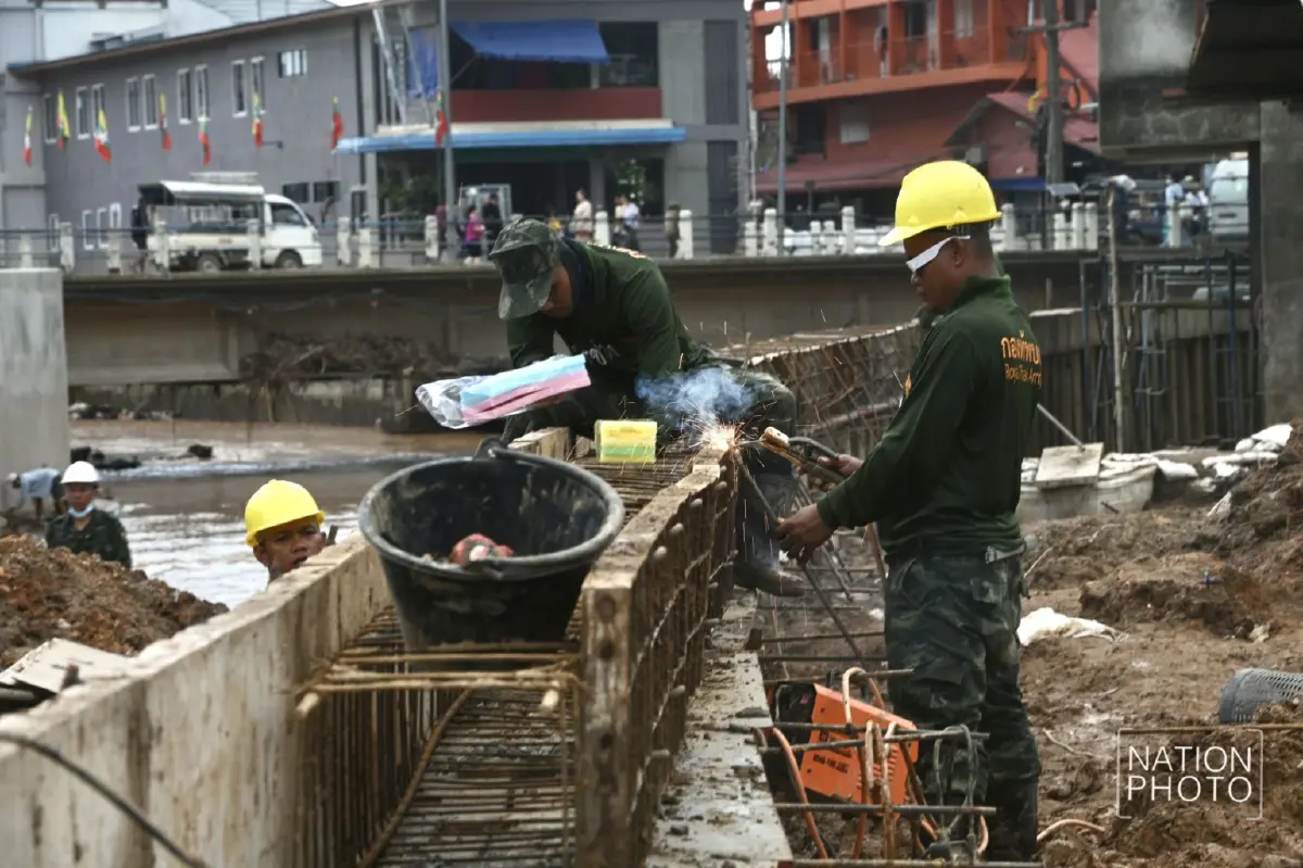 รวมพลัง! ทหารช่างเร่งก่อสร้างพนังกั้นน้ำ ป้องกันน้ำท่วมแม่สาย