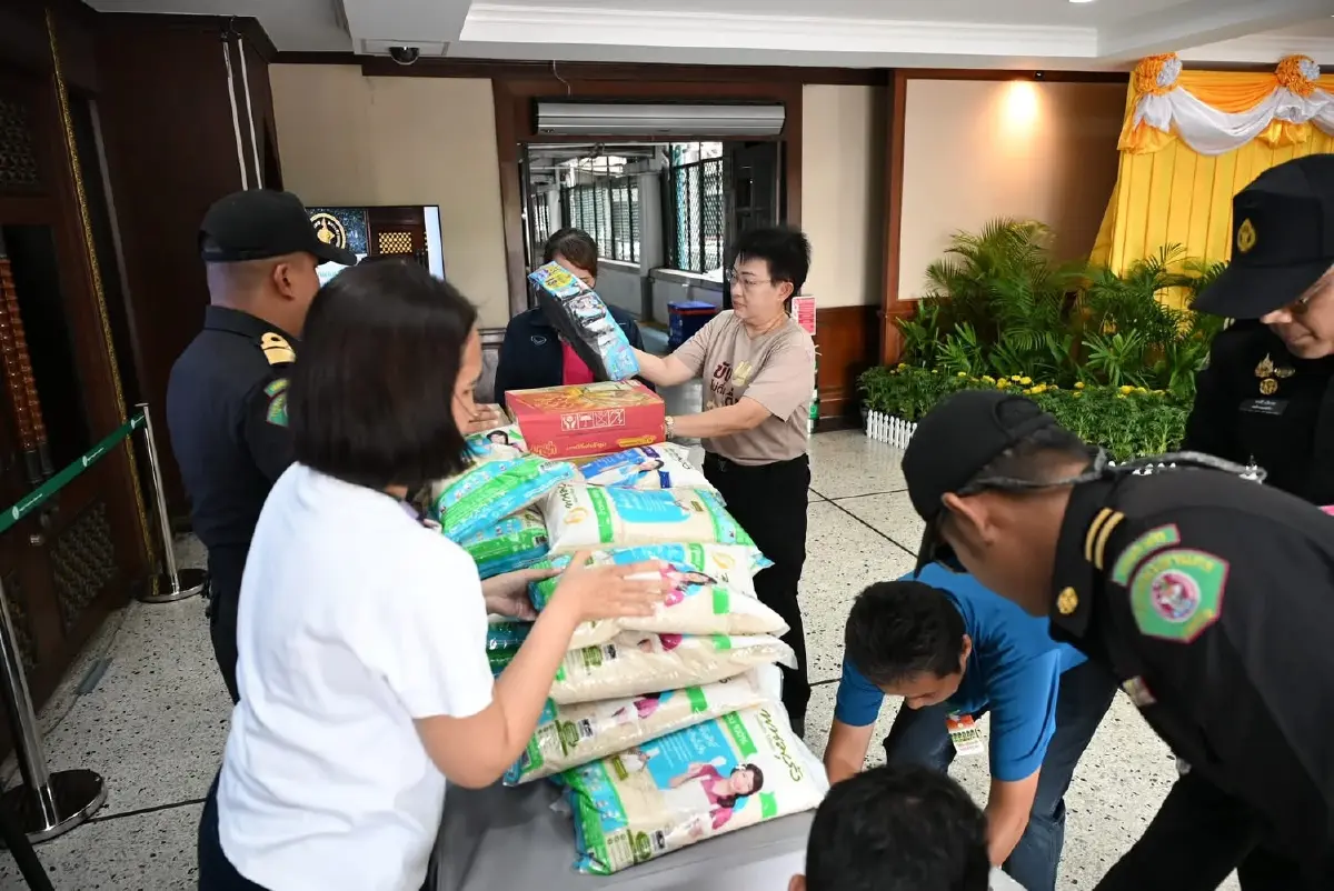 กทม. ส่งรถสุขา-รถบรรทุกสิ่งของบริจาคช่วยศูนย์อพยพ จ.สุรินทร์