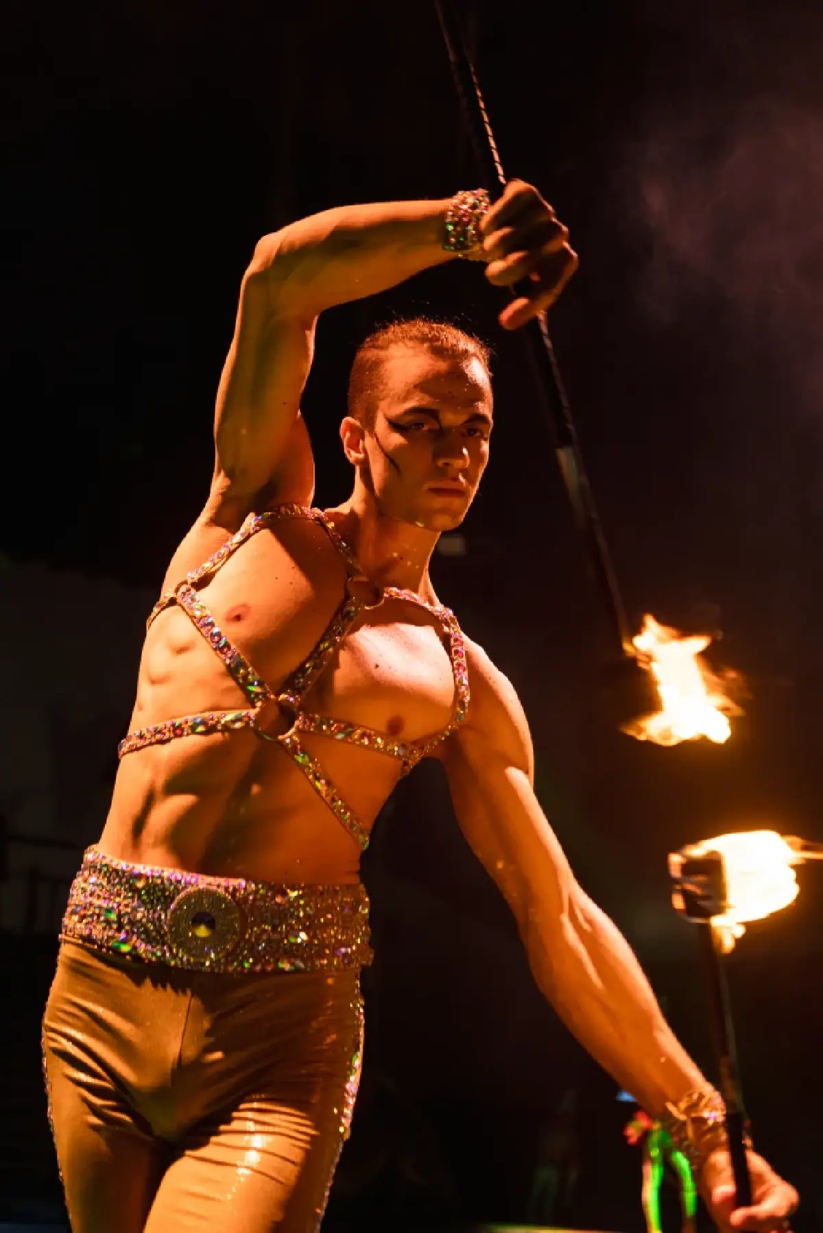 ภูเก็ตมีของใหม่ "Aqua Circus" โชว์กายกรรมเหินเวหา ผสานบัลเล่ต์กลางสายน้ำ