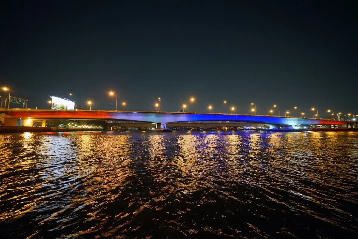 ชมไฟเฉลิมพระเกียรติ ร.10 งดงามทั้ง 12 สะพานข้ามเจ้าพระยา ทั่วกรุง