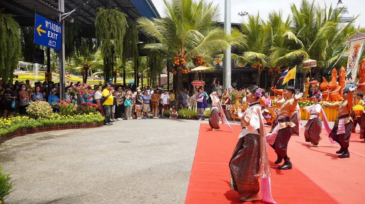 สวนนงนุชแห่เทียนพรรษา ถวาย 9 วัด สืบสานศูนย์กลางพุทธโลก