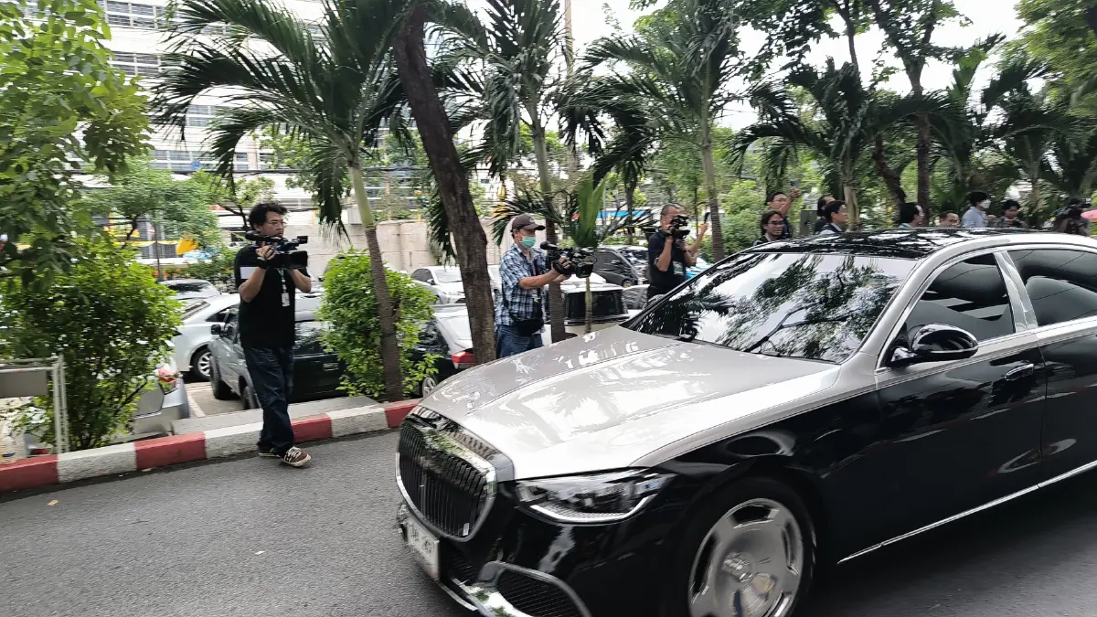 รถนายทักษิณ ขณะเดินทางกลับ