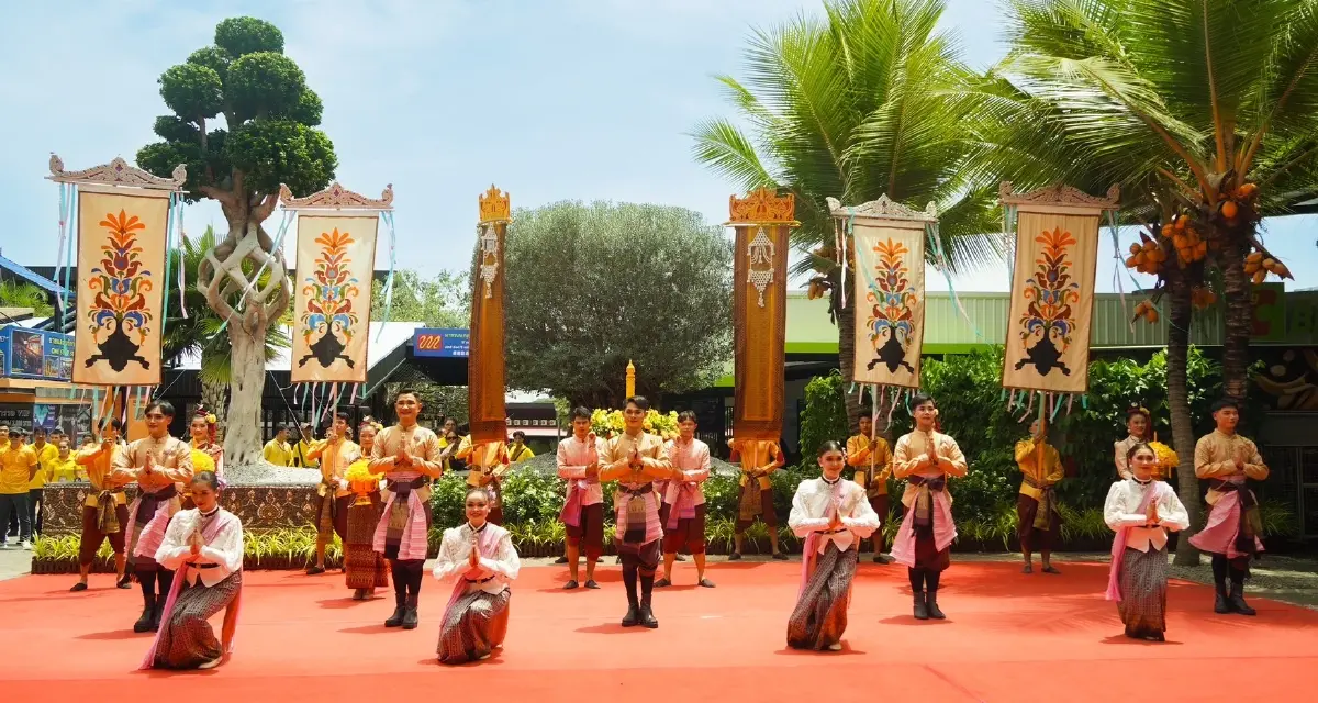 สวนนงนุชแห่เทียนพรรษา ถวาย 9 วัด สืบสานศูนย์กลางพุทธโลก