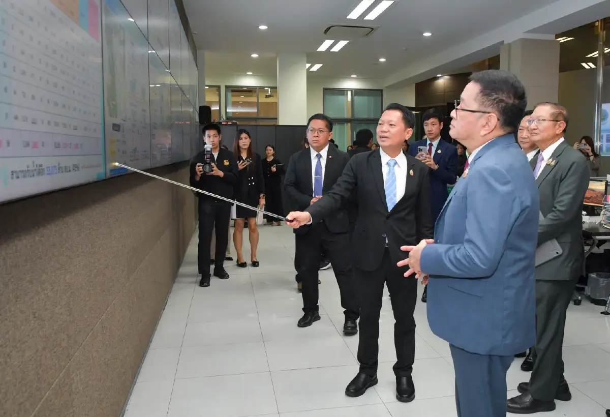 "รองนายกฯ ประเสริฐ" ตรวจแถว SWOC สั่งการรับมือฝนตกหนัก