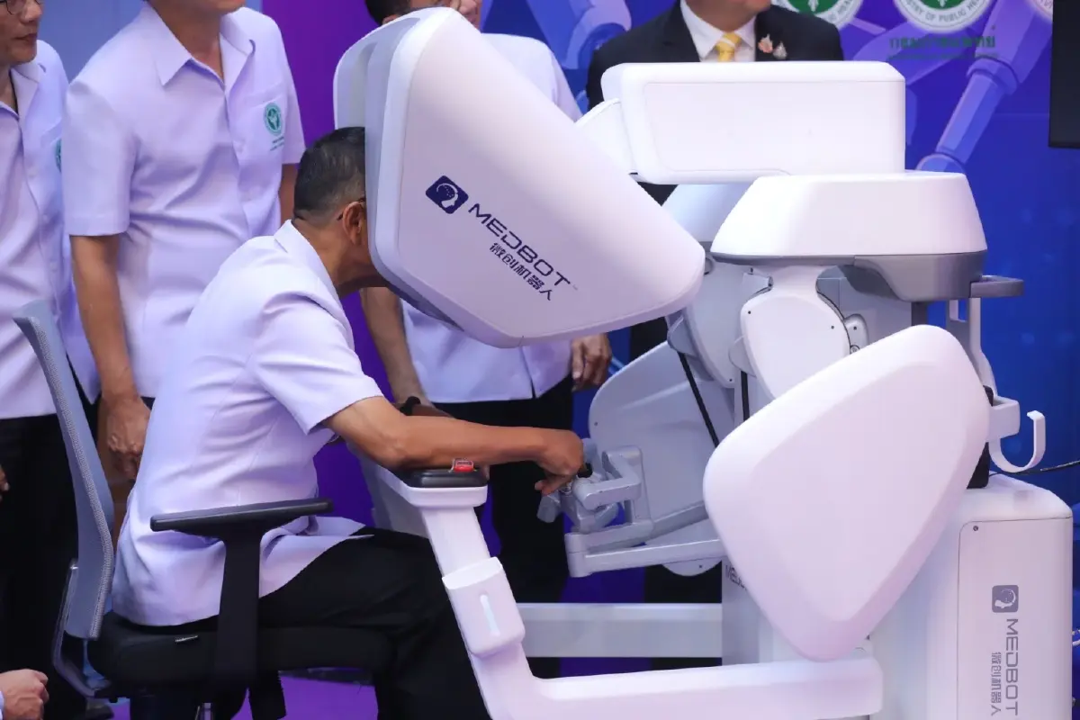 ครั้งแรก! หุ่นยนต์ผ่าตัดทางไกลเชื่อม ราชวิถี-เซี่ยงไฮ้ ระยะทาง 3,800 กม.