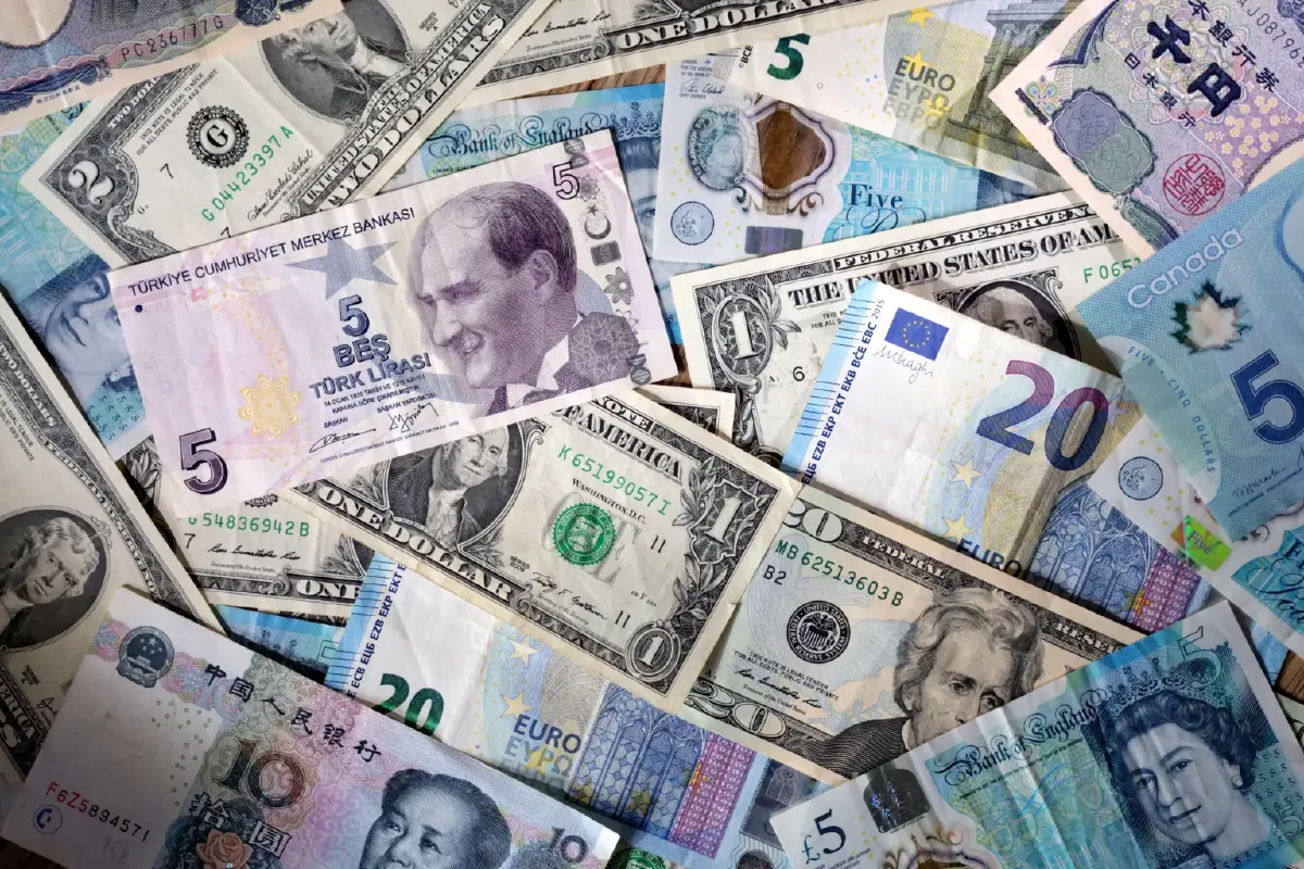 วิกฤตดอลลาร์สหรัฐฯ อ่อนค่าต่อเนื่อง กระทบเศรษฐกิจโลก