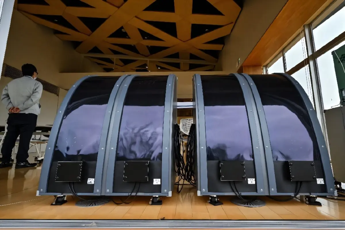 การติดตั้งจริงในสถานที่ เช่นสถานีขนส่งหรืออาคาร ที่ใช้แผง PSC โค้งครอบโครงสร้าง เช่น At Expo 2025 โอซาก้า