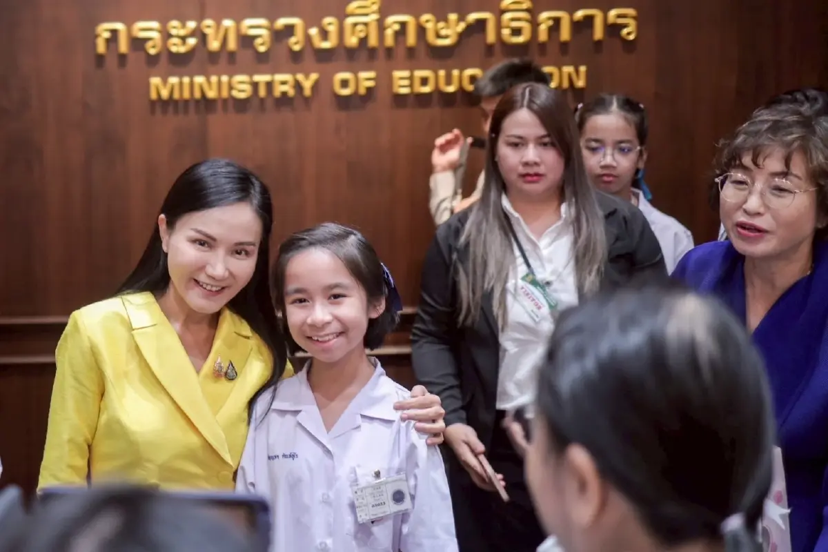 “รมว.นฤมล” อวยพร-ให้กำลังใจนักเรียนไทย แข่งคณิตคิดเร็วที่มาเลเซีย