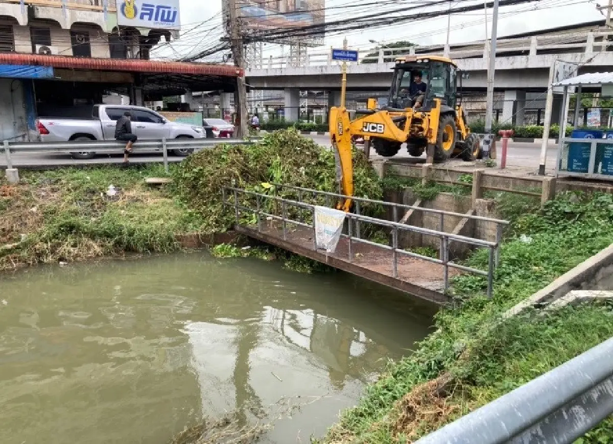 ชลประทานลุย! กำจัดวัชพืชสเร่งระบายน้ำช่วยประชาชนรับมือฤดูฝน