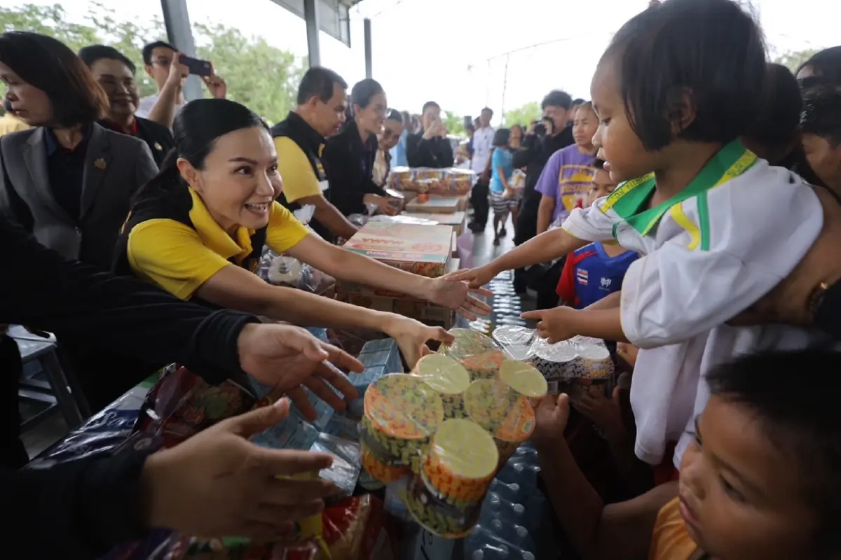 “รมว.นฤมล” เยี่ยมศูนย์พักพิง จ.สุรินทร์ ซึ้งใจครูเสียสละดูแลนักเรียนไม่ห่าง