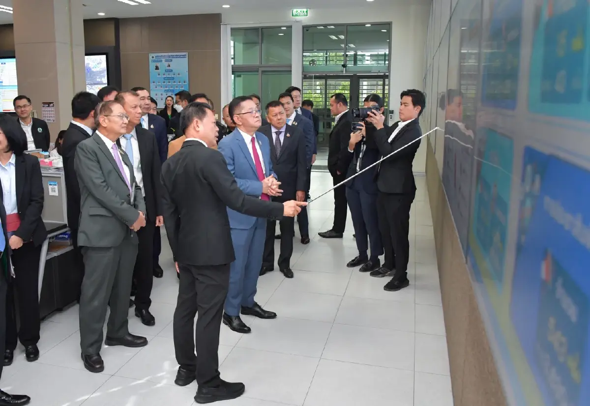 "รองนายกฯ ประเสริฐ" ตรวจแถว SWOC สั่งการรับมือฝนตกหนัก