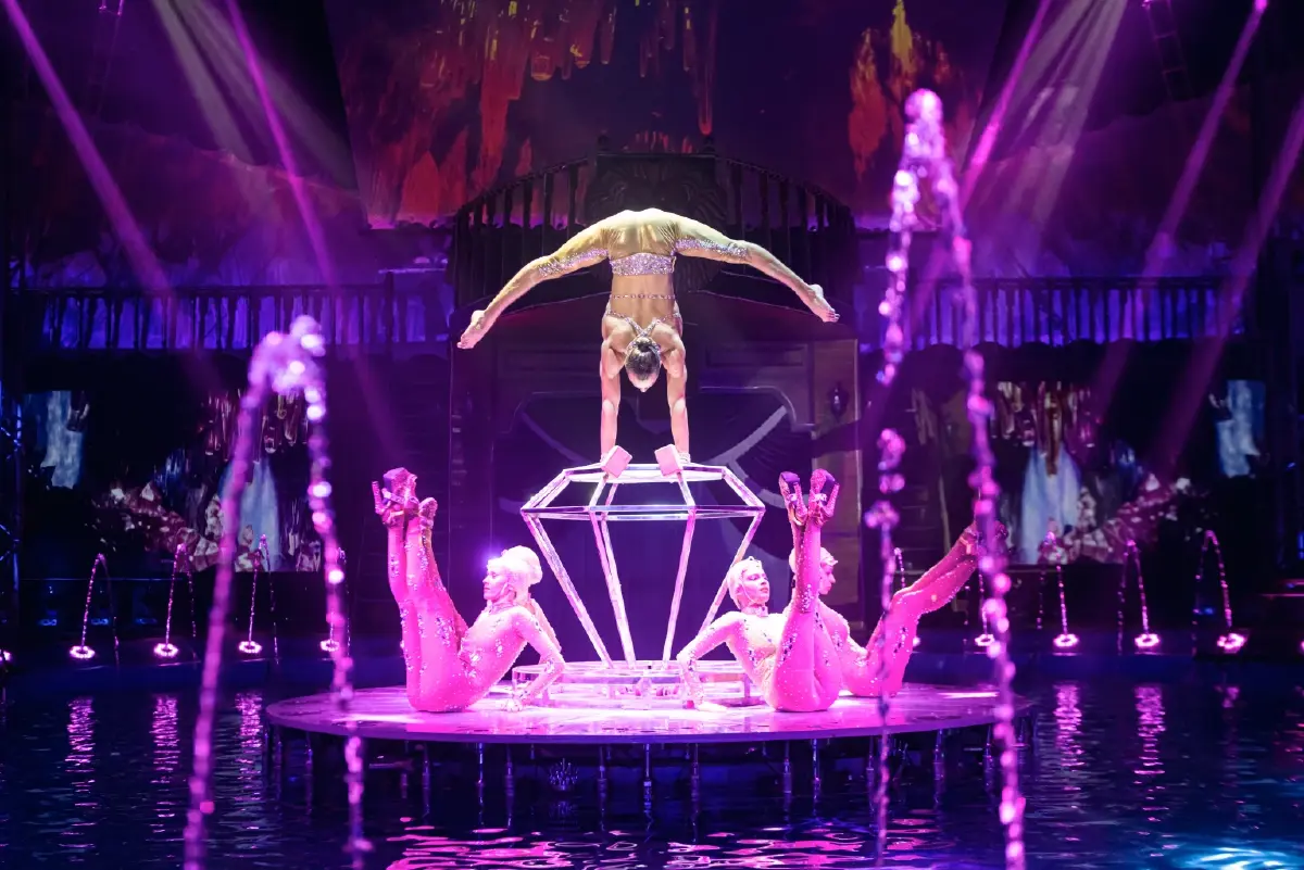 ภูเก็ตมีของใหม่ "Aqua Circus" โชว์กายกรรมเหินเวหา ผสานบัลเล่ต์กลางสายน้ำ