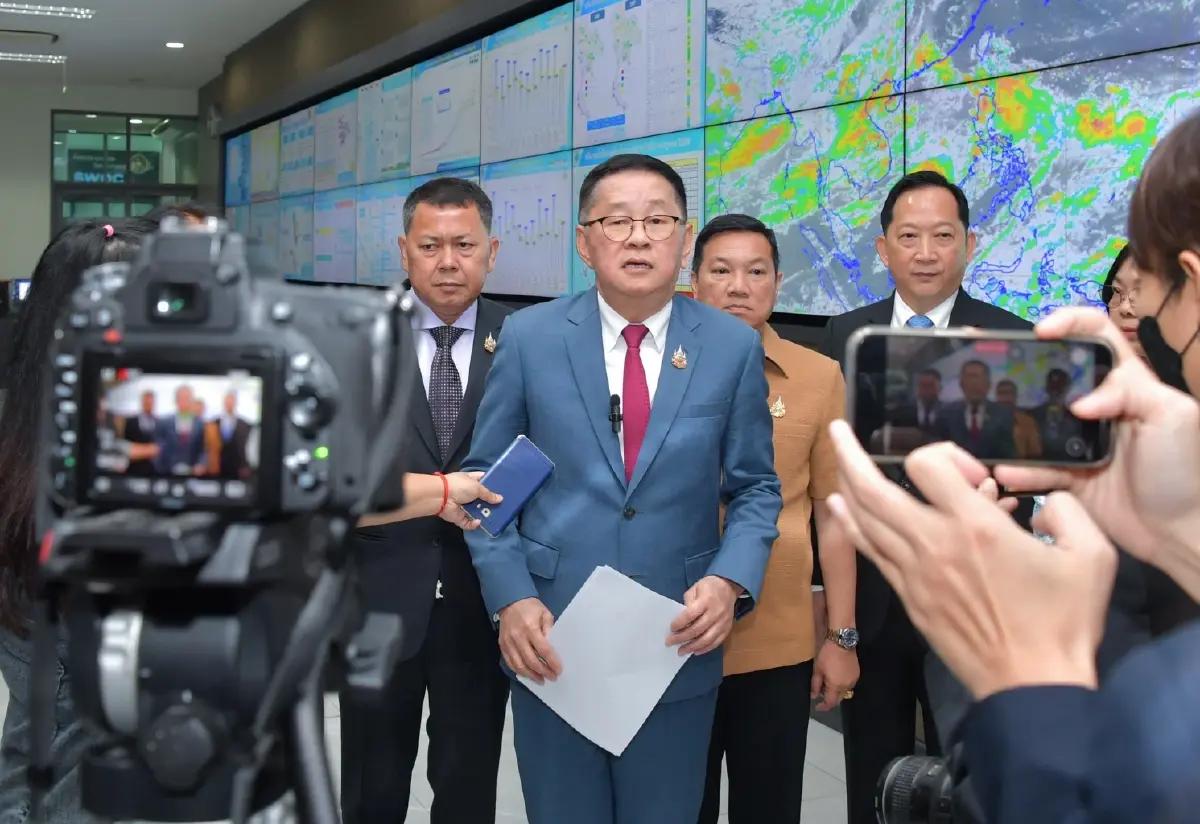 "รองนายกฯ ประเสริฐ" ตรวจแถว SWOC สั่งการรับมือฝนตกหนัก