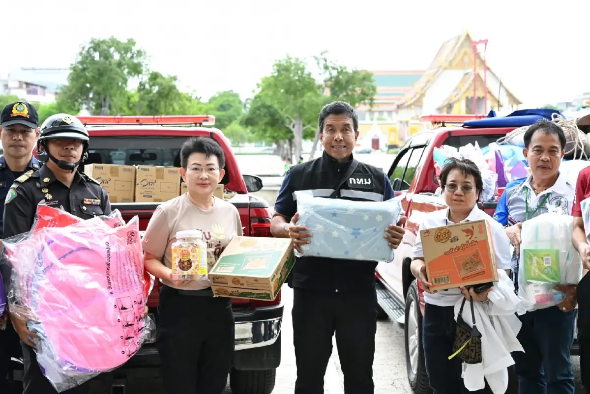 กทม. ส่งรถสุขา-รถบรรทุกสิ่งของบริจาคช่วยศูนย์อพยพ จ.สุรินทร์