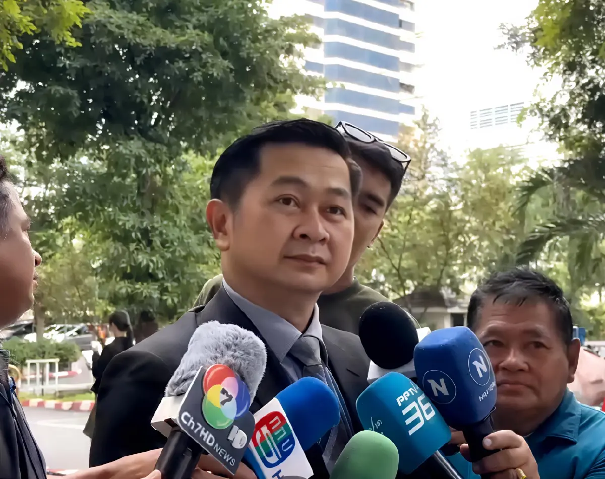 'ทักษิณ' ฟังสืบพยานคดีม.112 วันที่ 2  สับขาเปลี่ยนรถเลี่ยงสื่อ